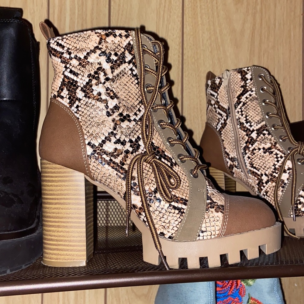 Size 6 beige lizard print